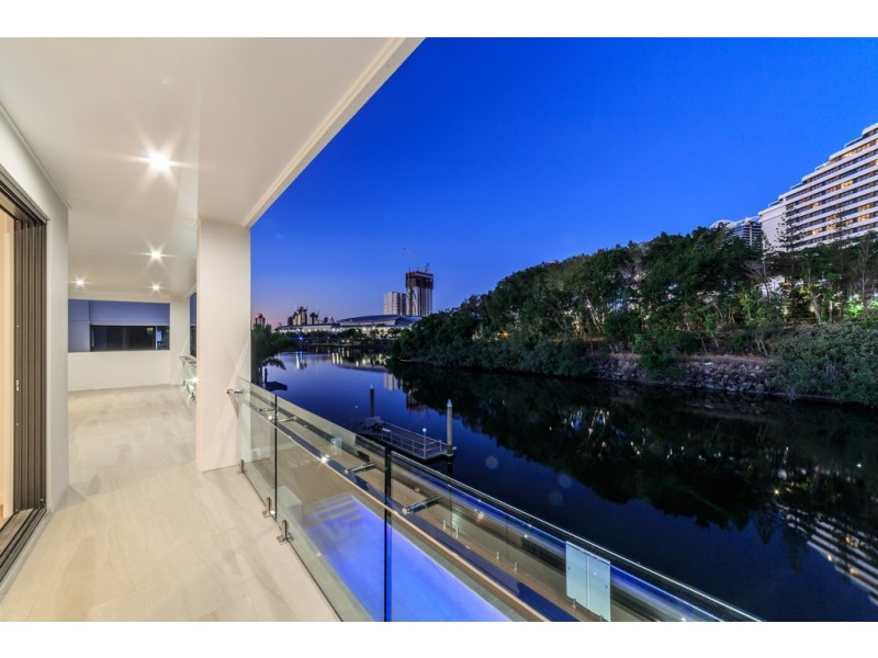 10 Lakeland Key, Broadbeach Waters QLD 4218