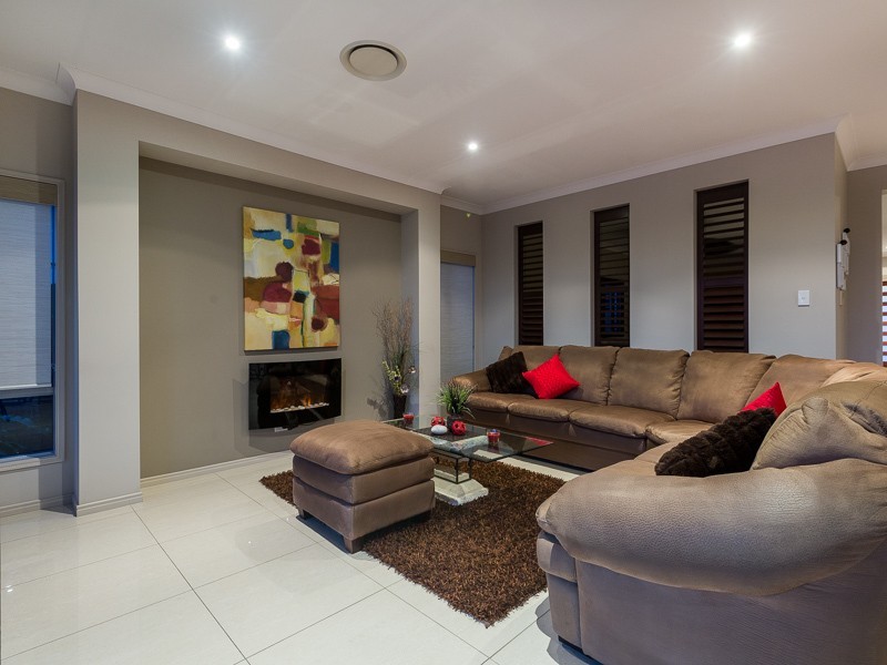 2 Onshore Place, Helensvale QLD 4212