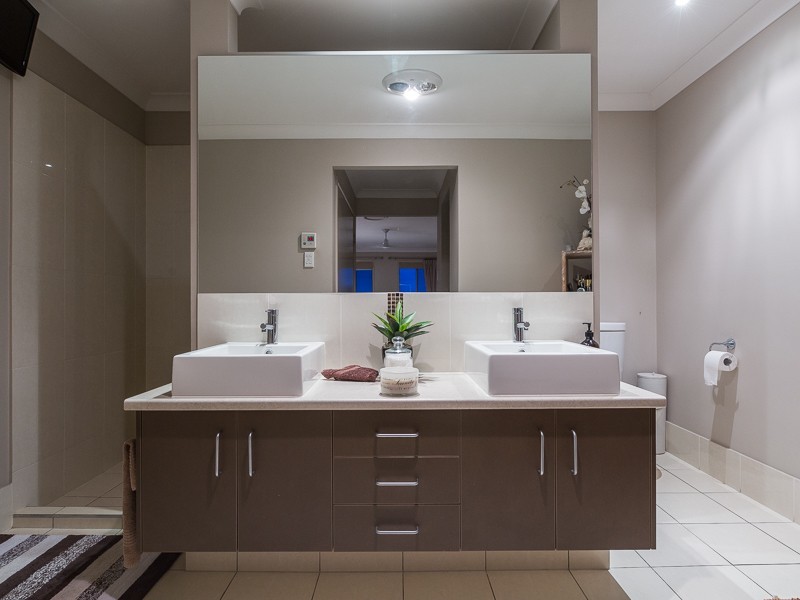 2 Onshore Place, Helensvale QLD 4212