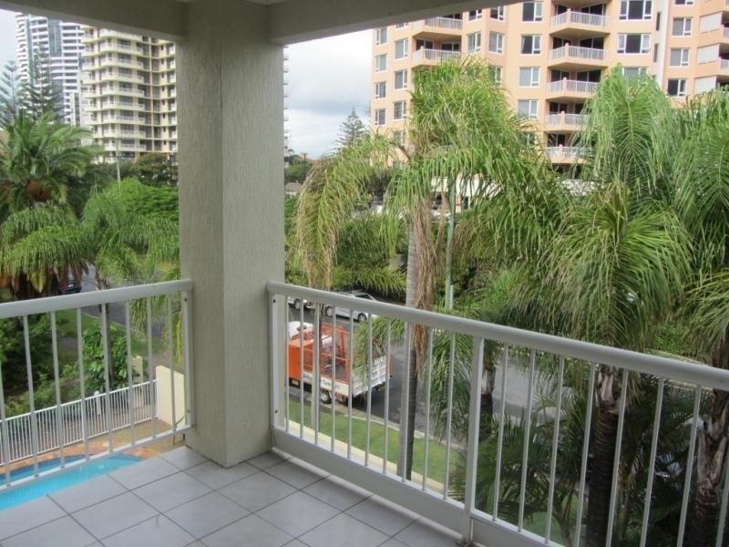 13/25 Federation Avenue, Broadbeach QLD 4218