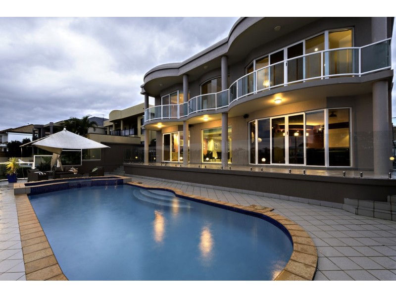 15 Ipsley Drive, Broadbeach Waters QLD 4218