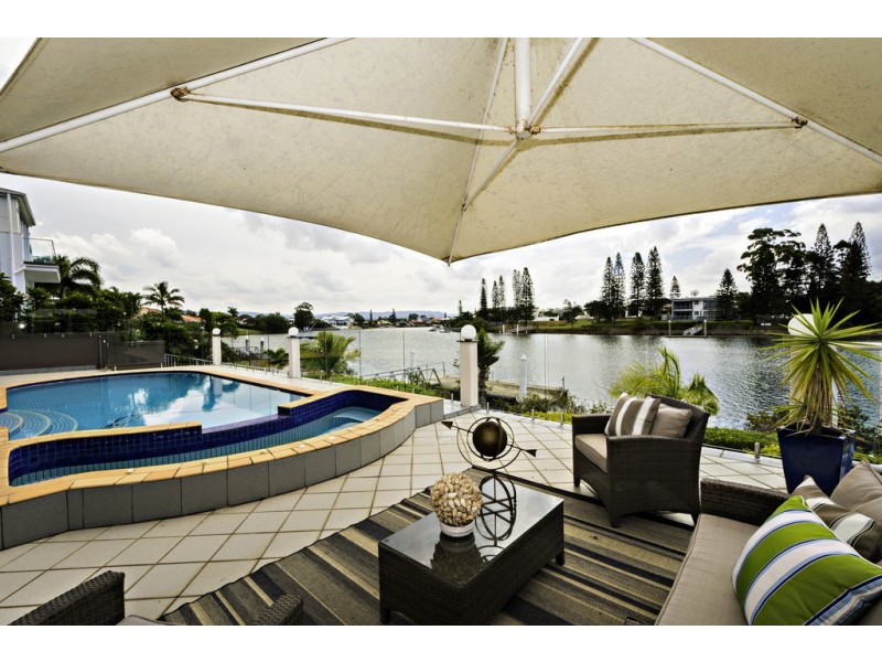 15 Ipsley Drive, Broadbeach Waters QLD 4218