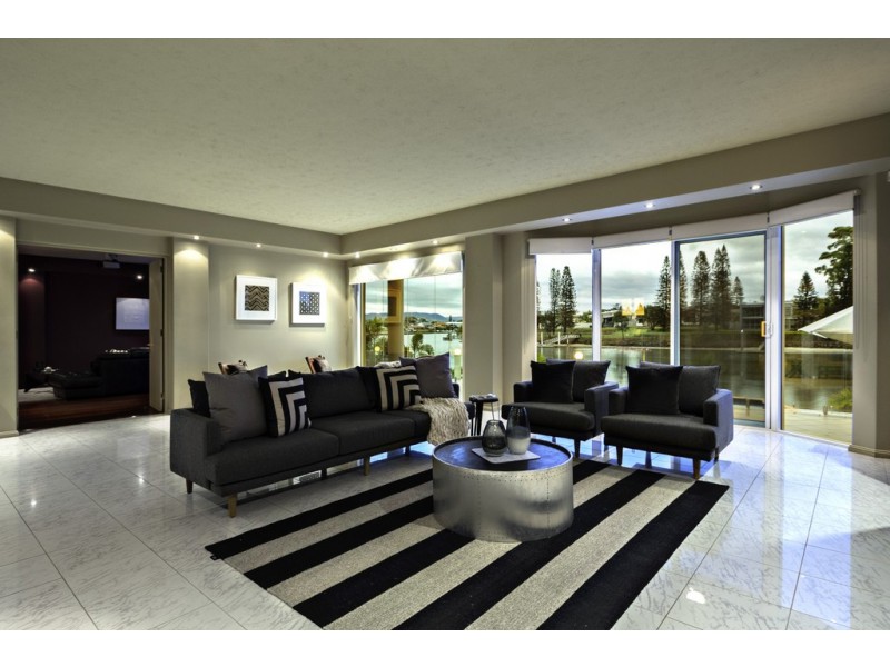 15 Ipsley Drive, Broadbeach Waters QLD 4218