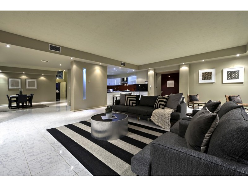 15 Ipsley Drive, Broadbeach Waters QLD 4218