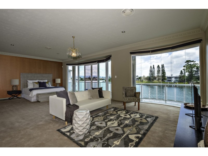 15 Ipsley Drive, Broadbeach Waters QLD 4218