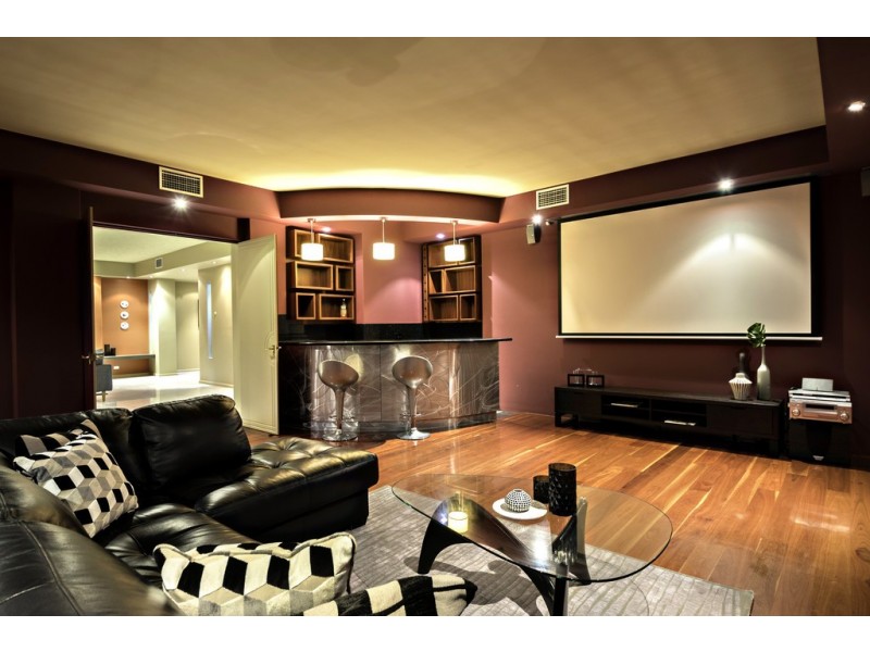 15 Ipsley Drive, Broadbeach Waters QLD 4218