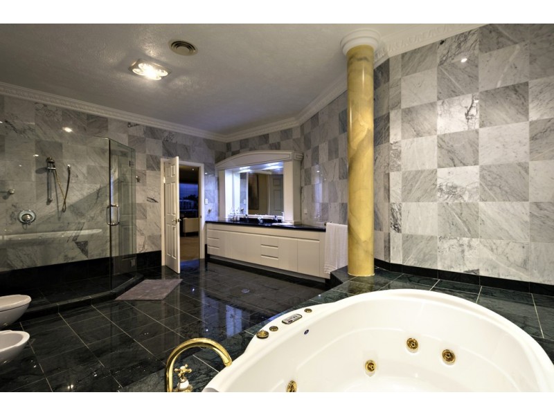 15 Ipsley Drive, Broadbeach Waters QLD 4218