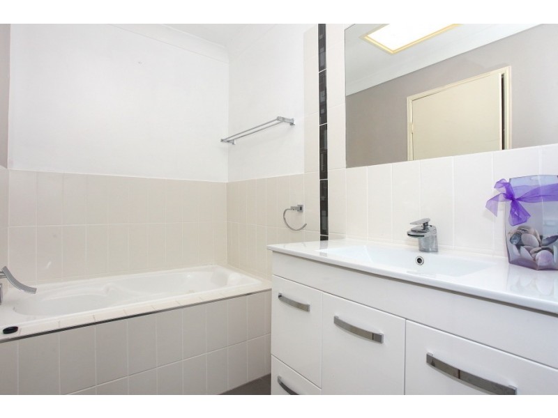 2/10 Catherine Court, Labrador QLD 4215