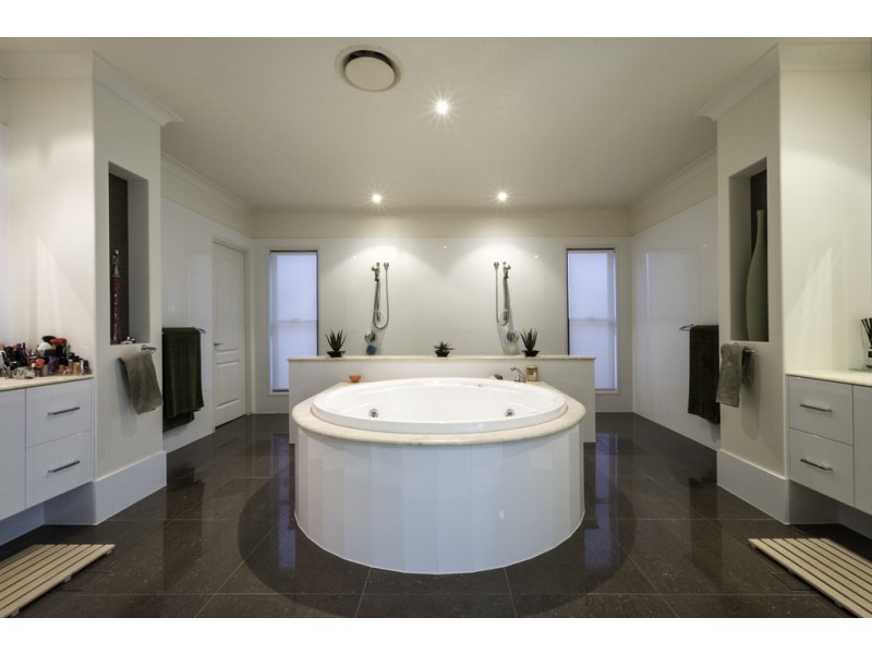 14 Waterview Crescent, Sorrento QLD 4217