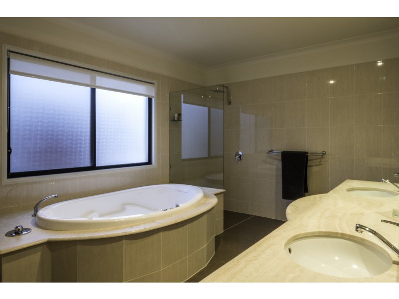14 Waterview Crescent, Sorrento QLD 4217