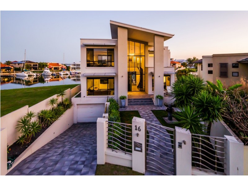 16 Queen Guineveres Place, Sovereign Islands QLD 4216