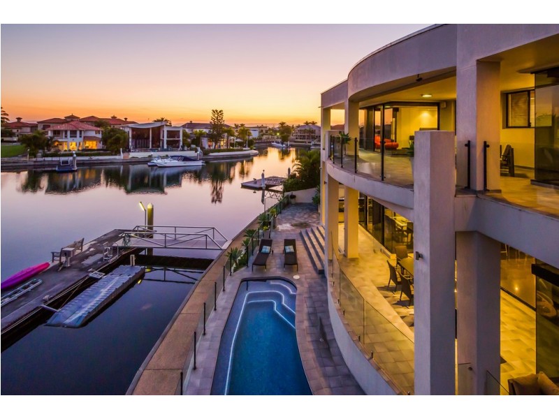 16 Queen Guineveres Place, Sovereign Islands QLD 4216