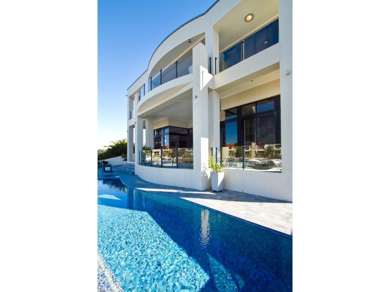 16 Queen Guineveres Place, Sovereign Islands QLD 4216