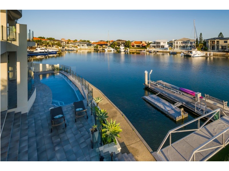 16 Queen Guineveres Place, Sovereign Islands QLD 4216