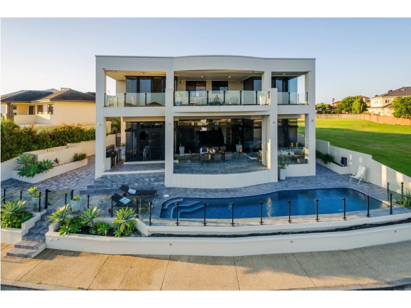 16 Queen Guineveres Place, Sovereign Islands QLD 4216