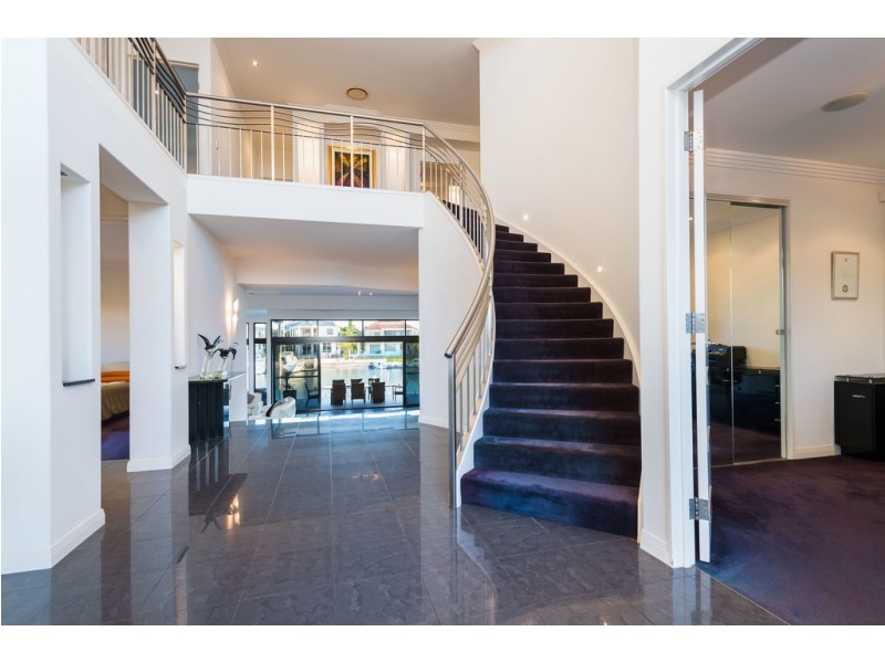 16 Queen Guineveres Place, Sovereign Islands QLD 4216