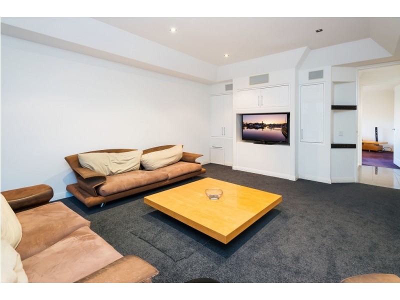 16 Queen Guineveres Place, Sovereign Islands QLD 4216