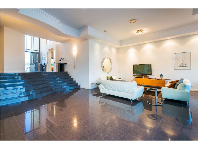 16 Queen Guineveres Place, Sovereign Islands QLD 4216