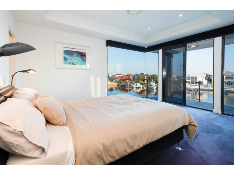 16 Queen Guineveres Place, Sovereign Islands QLD 4216