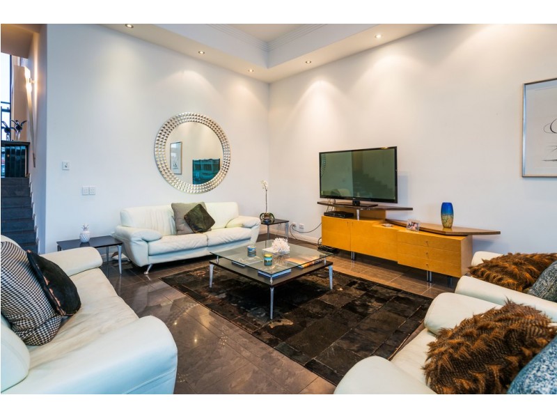 16 Queen Guineveres Place, Sovereign Islands QLD 4216