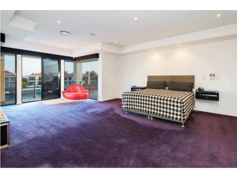 16 Queen Guineveres Place, Sovereign Islands QLD 4216