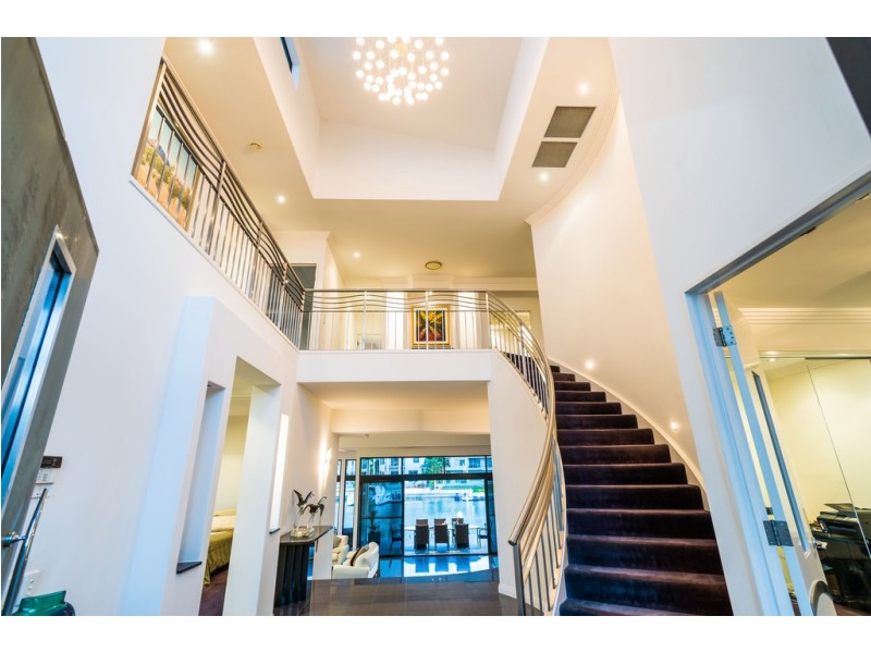 16 Queen Guineveres Place, Sovereign Islands QLD 4216