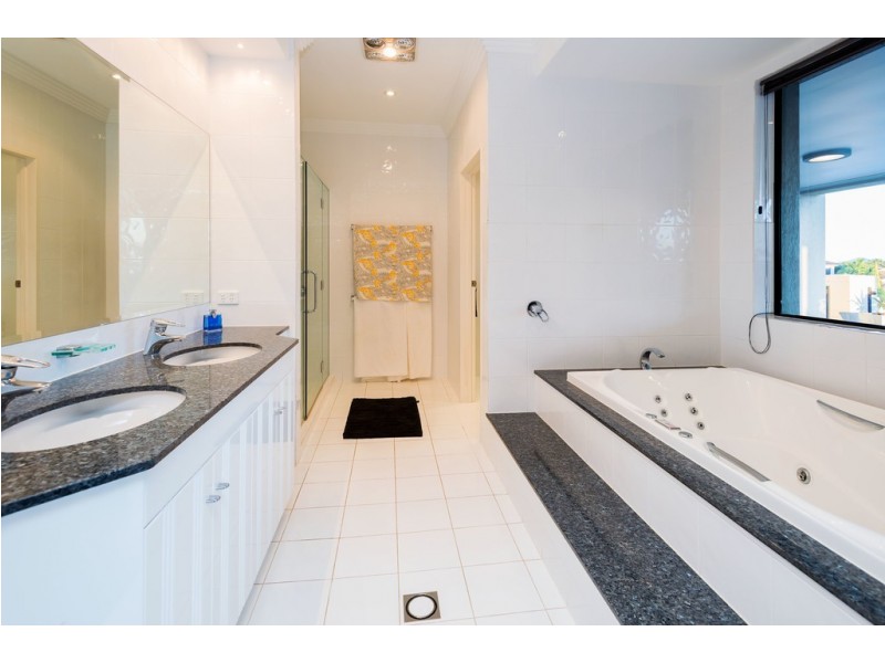 16 Queen Guineveres Place, Sovereign Islands QLD 4216