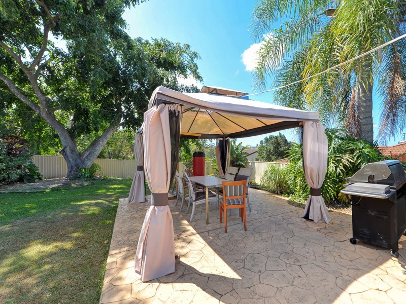 27 McLeod Street, Highland Park QLD 4211