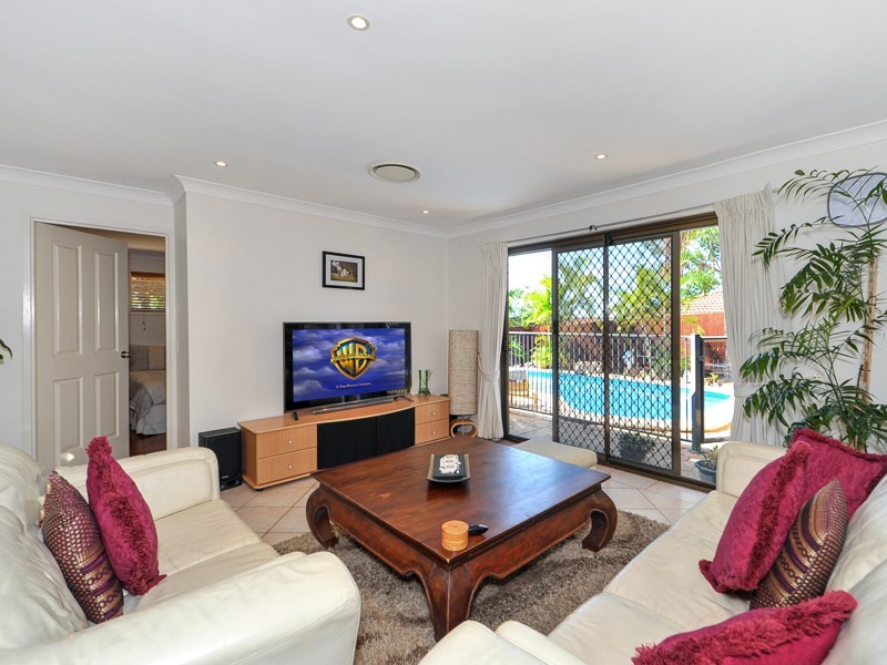 27 McLeod Street, Highland Park QLD 4211