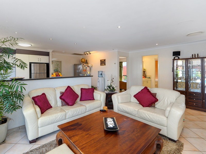 27 McLeod Street, Highland Park QLD 4211