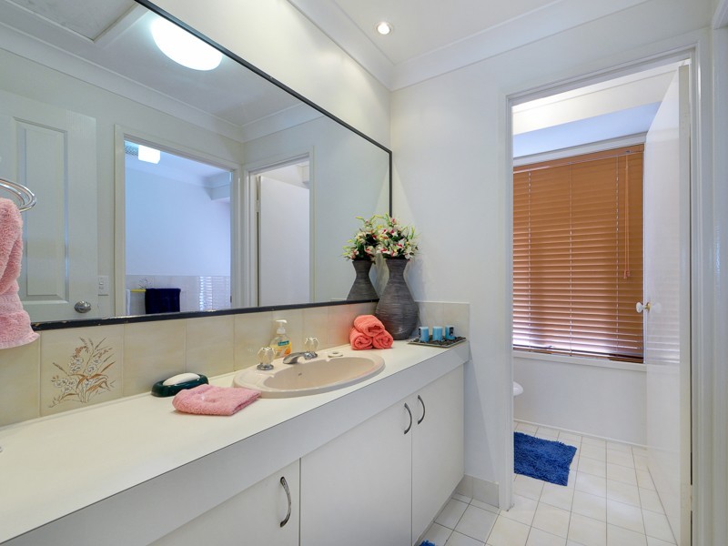 27 McLeod Street, Highland Park QLD 4211