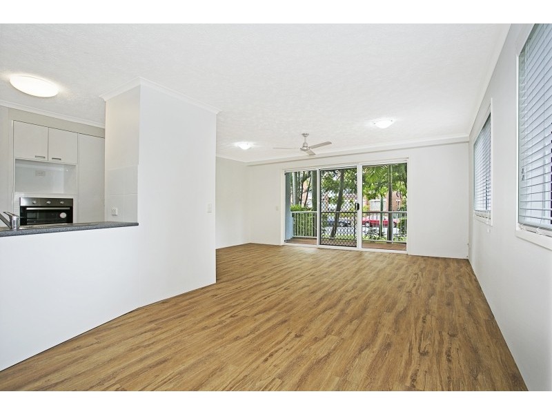 1/32 Second Ave, Broadbeach QLD 4218
