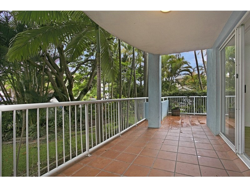 1/32 Second Ave, Broadbeach QLD 4218