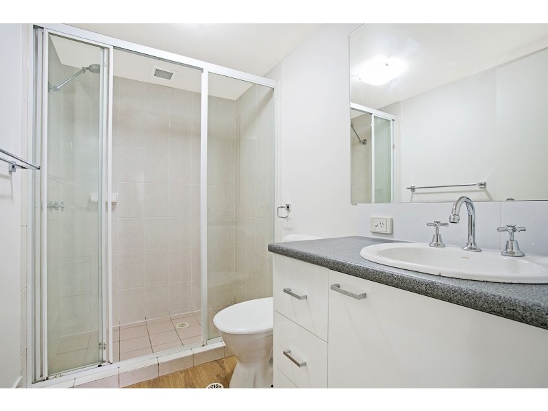 1/32 Second Ave, Broadbeach QLD 4218