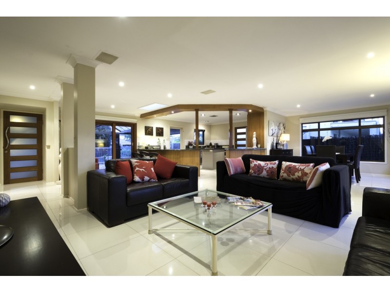 18 Maureen Court, Broadbeach Waters QLD 4218