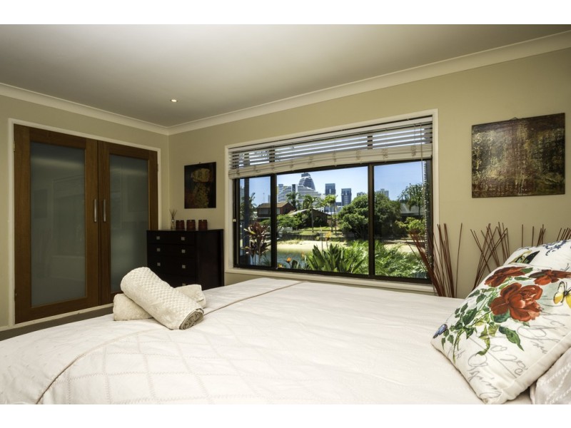 18 Maureen Court, Broadbeach Waters QLD 4218