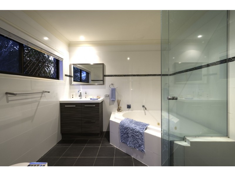 18 Maureen Court, Broadbeach Waters QLD 4218