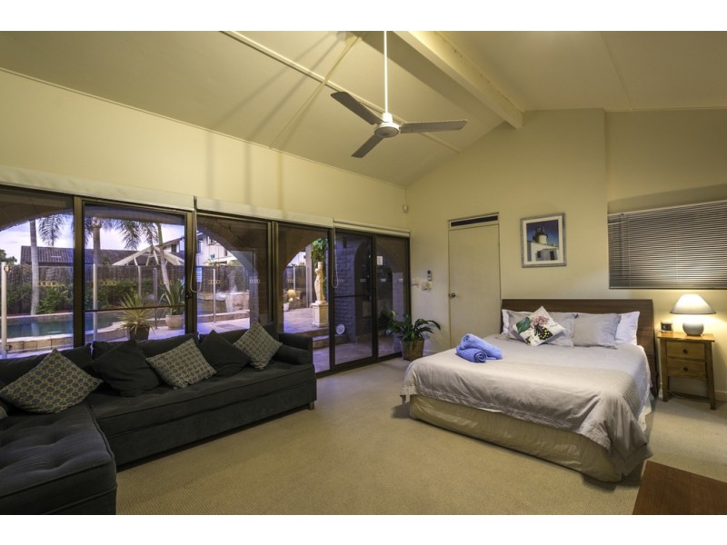 18 Maureen Court, Broadbeach Waters QLD 4218