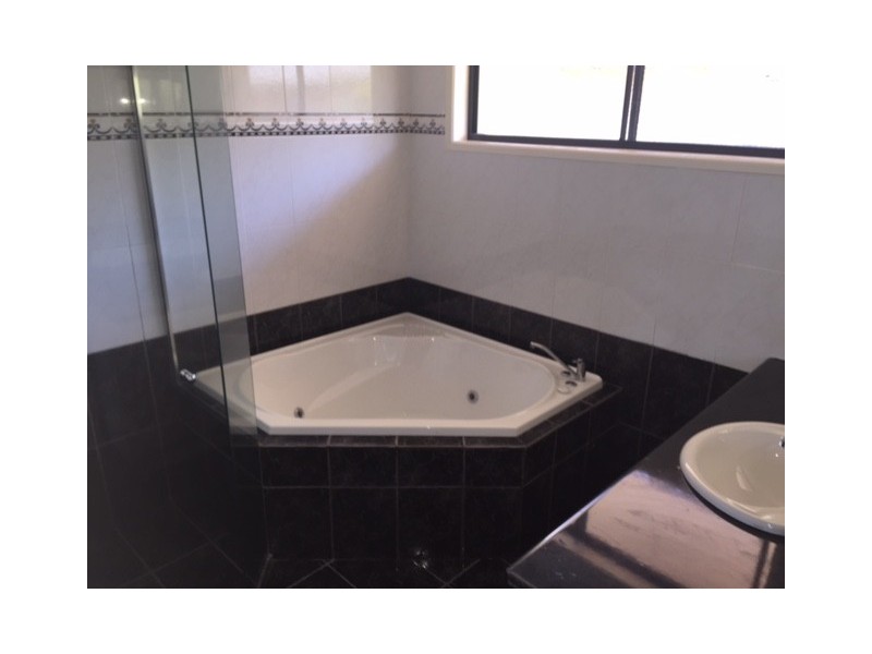 5 Reef Court, Mermaid Waters QLD 4218