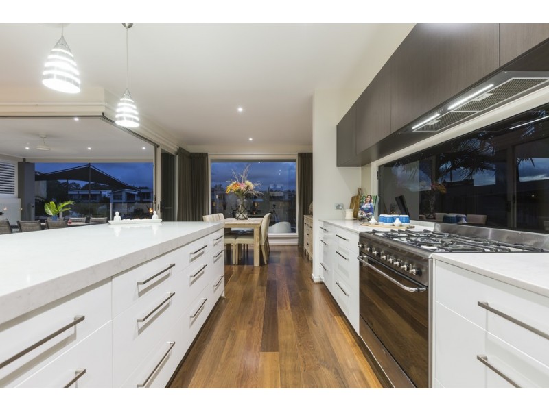 18 Quayside Drive, Helensvale QLD 4212
