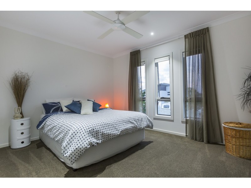 18 Quayside Drive, Helensvale QLD 4212