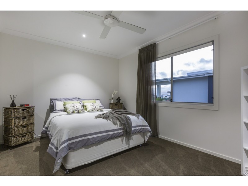 18 Quayside Drive, Helensvale QLD 4212