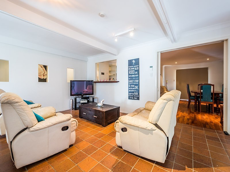 33 Brindisi Avenue, Isle Of Capri QLD 4217