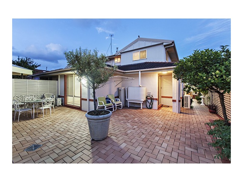 2/68 Bayview Street, Runaway Bay QLD 4216