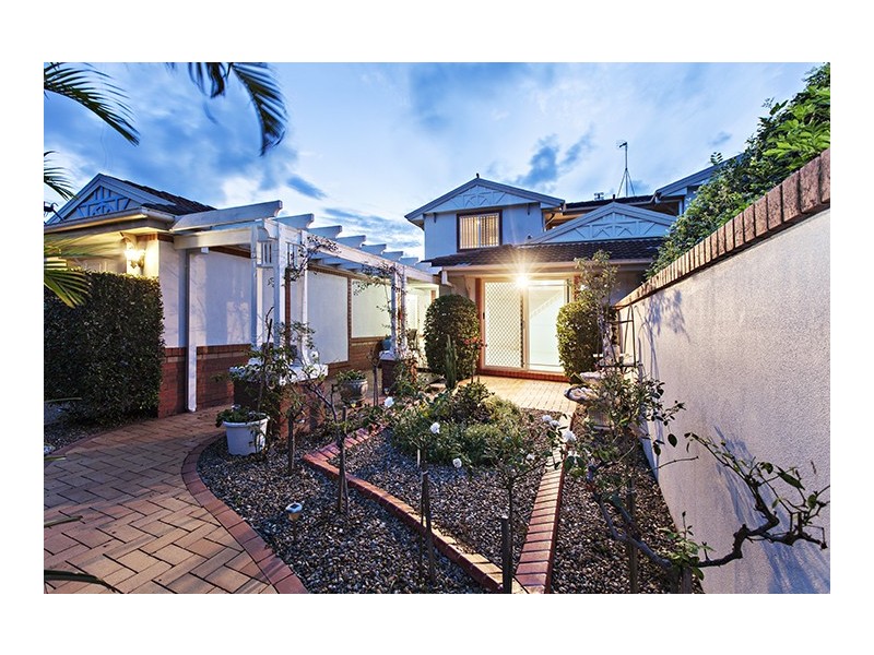 2/68 Bayview Street, Runaway Bay QLD 4216