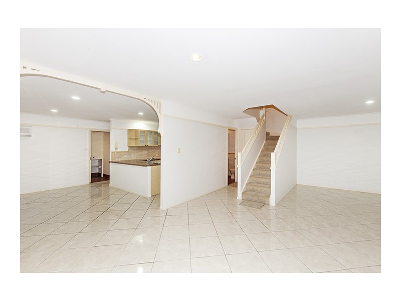 2/68 Bayview Street, Runaway Bay QLD 4216