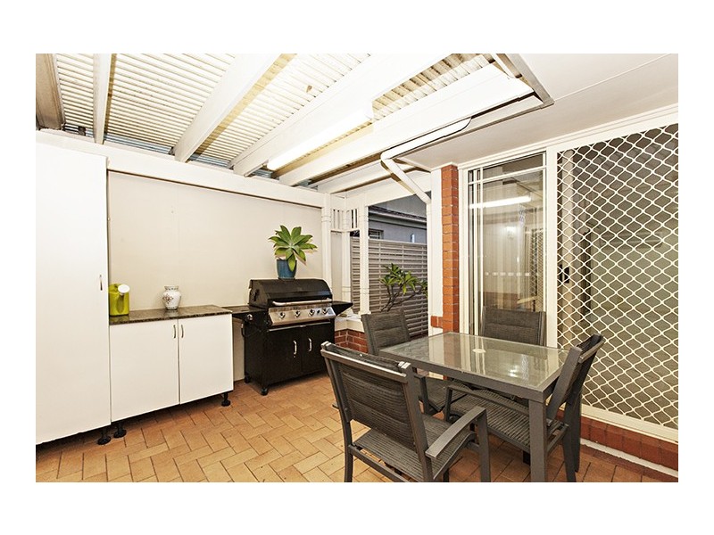 2/68 Bayview Street, Runaway Bay QLD 4216