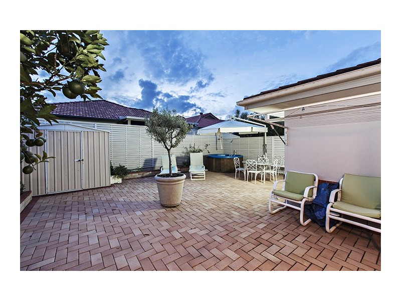 2/68 Bayview Street, Runaway Bay QLD 4216