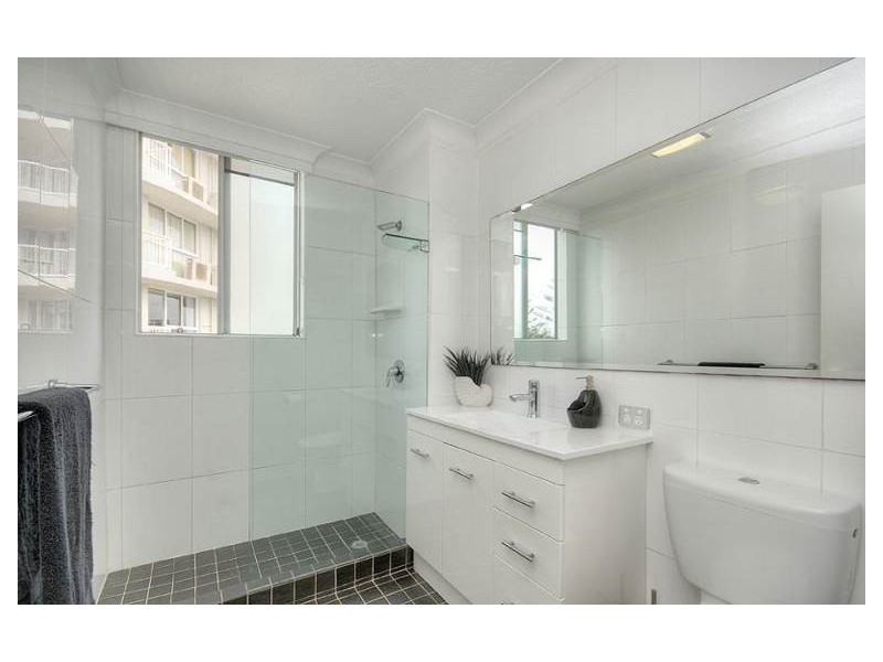 18/220 Surf Parade, Broadbeach QLD 4218