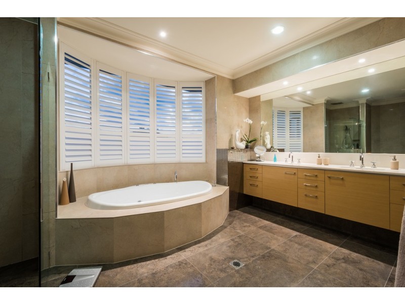 73 Bollard Circuit, Clear Island Waters QLD 4226